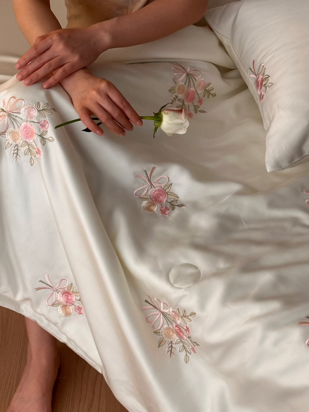 91家纺网 家纺一手货源 找家纺 帝王家纺 2025爆款刺绣水洗天丝真丝夏被四件套冰丝三件套单夏被夏季直播 玫瑰芬芳-白色