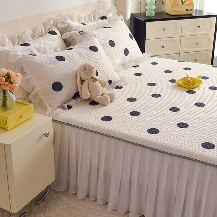 91家纺网 家纺一手货源 找家纺 悦织湾家纺 2025新款A类0.5厚床裙款印花乳胶凉席三件套 波点