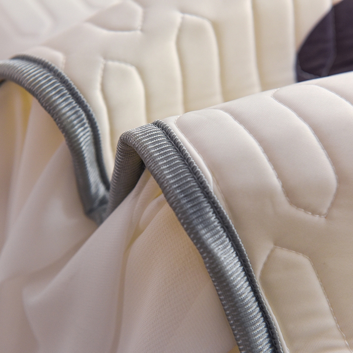 91家纺网 家纺一手货源 找家纺 悦织湾家纺 2025新款A类0.5厚床裙款印花乳胶凉席三件套 波点