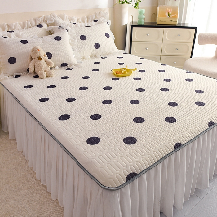 91家纺网 家纺一手货源 找家纺 悦织湾家纺 2025新款A类0.5厚床裙款印花乳胶凉席三件套 波点