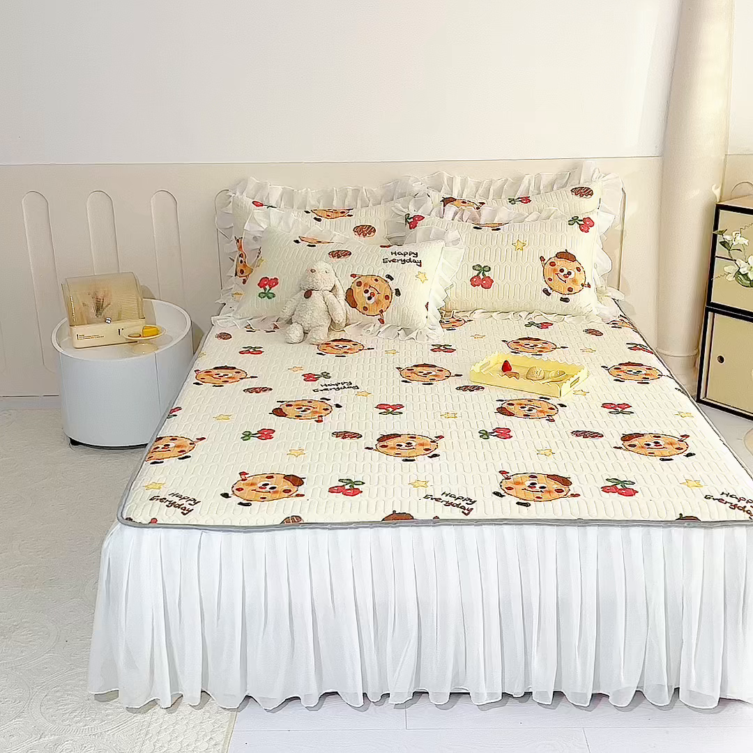 91家纺网 家纺一手货源 找家纺 悦织湾家纺 2025新款A类0.5厚床裙款印花乳胶凉席三件套 欢乐曲奇