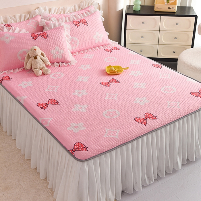 91家纺网 家纺一手货源 找家纺 悦织湾家纺 2025新款A类0.5厚床裙款印花乳胶凉席三件套 礼物-粉