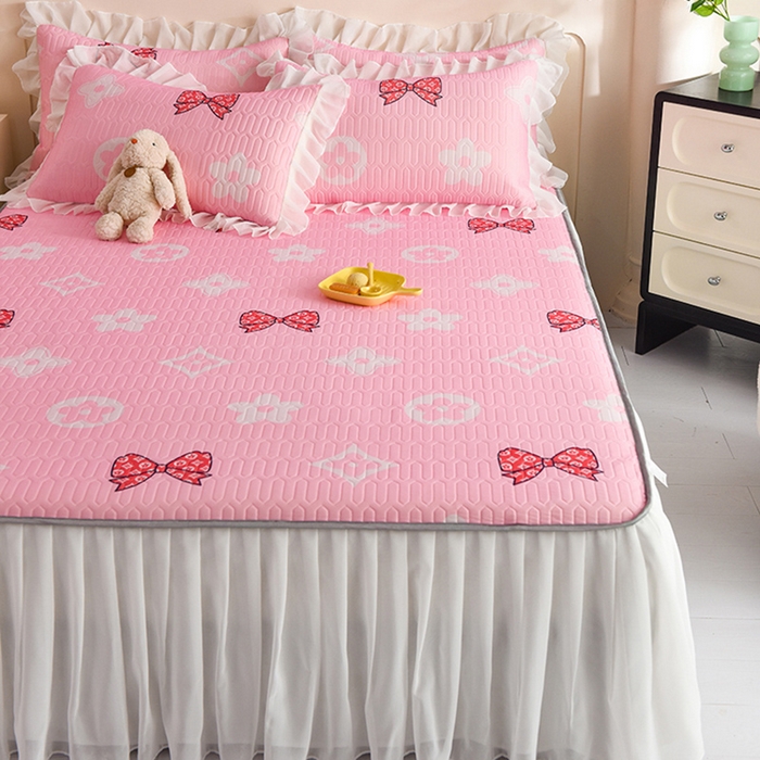 91家纺网 家纺一手货源 找家纺 悦织湾家纺 2025新款A类0.5厚床裙款印花乳胶凉席三件套 礼物-粉