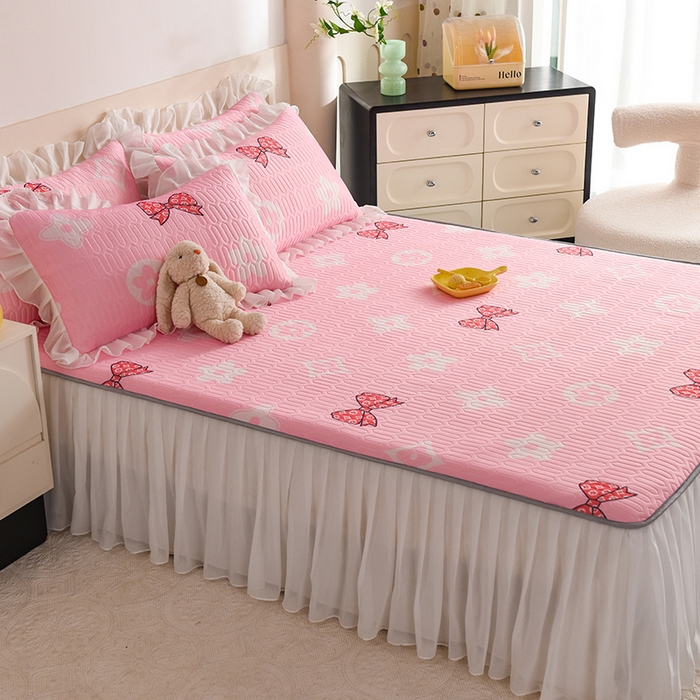 91家纺网 家纺一手货源 找家纺 悦织湾家纺 2025新款A类0.5厚床裙款印花乳胶凉席三件套 礼物-粉