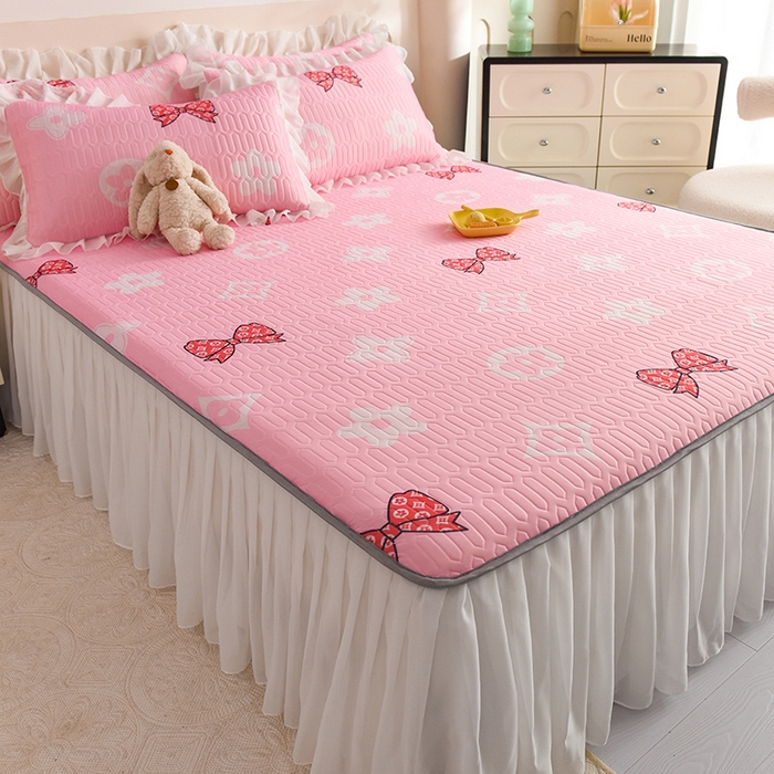 91家纺网 家纺一手货源 找家纺 悦织湾家纺 2025新款A类0.5厚床裙款印花乳胶凉席三件套 礼物-粉