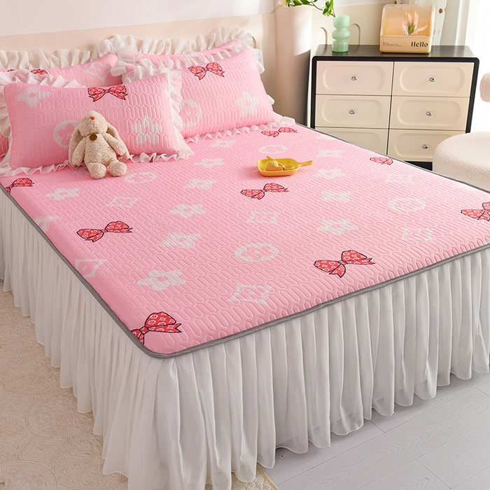 91家纺网 家纺一手货源 找家纺 悦织湾家纺 2025新款A类0.5厚床裙款印花乳胶凉席三件套 礼物-粉