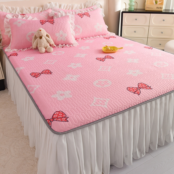 91家纺网 家纺一手货源 找家纺 悦织湾家纺 2025新款A类0.5厚床裙款印花乳胶凉席三件套 礼物-粉