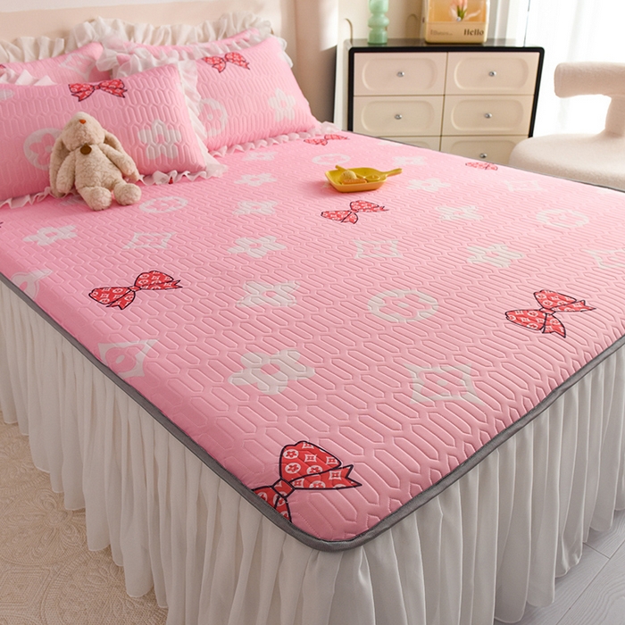 91家纺网 家纺一手货源 找家纺 悦织湾家纺 2025新款A类0.5厚床裙款印花乳胶凉席三件套 礼物-粉