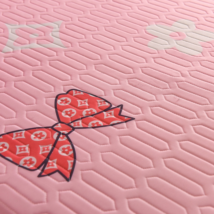 91家纺网 家纺一手货源 找家纺 悦织湾家纺 2025新款A类0.5厚床裙款印花乳胶凉席三件套 礼物-粉