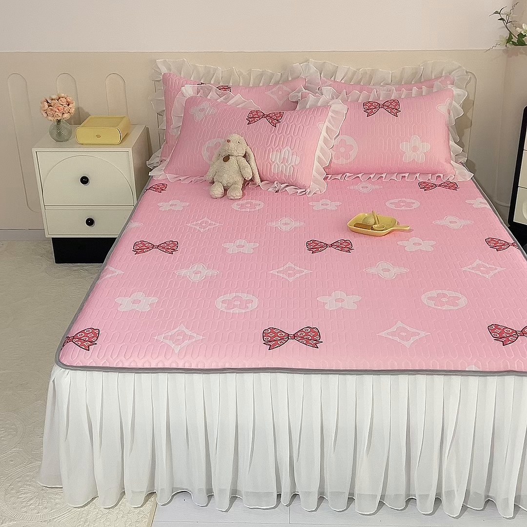 91家纺网 家纺一手货源 找家纺 悦织湾家纺 2025新款A类0.5厚床裙款印花乳胶凉席三件套 礼物-粉