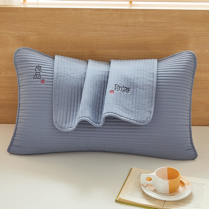 91家纺网 家纺一手货源 找家纺 芬晴家纺 2025新款A类良品防水枕套系列 雾蓝