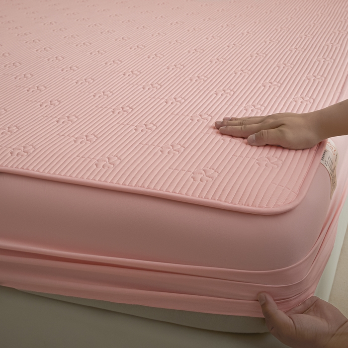 91家纺网 家纺一手货源 找家纺 芬晴家纺 2025新款A类全棉夹棉水洗棉大豆床笠-花梦 花梦-嫩粉