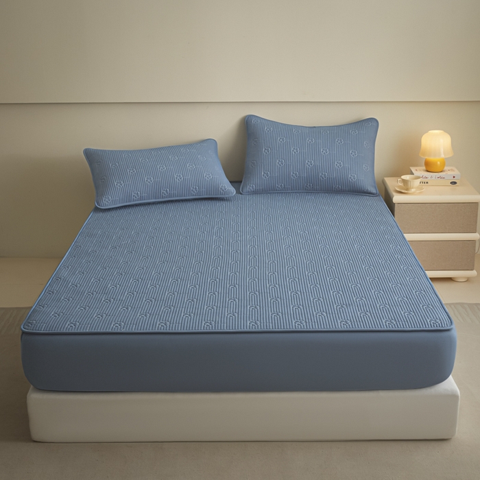 91家纺网 家纺一手货源 找家纺 芬晴家纺 2025新款A类全棉夹棉水洗棉大豆床笠-花梦 花梦-雾蓝