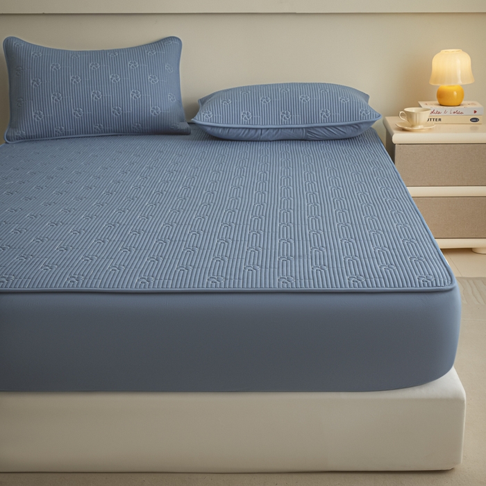 91家纺网 家纺一手货源 找家纺 芬晴家纺 2025新款A类全棉夹棉水洗棉大豆床笠-花梦 花梦-雾蓝