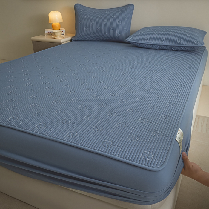 91家纺网 家纺一手货源 找家纺 芬晴家纺 2025新款A类全棉夹棉水洗棉大豆床笠-花梦 花梦-雾蓝