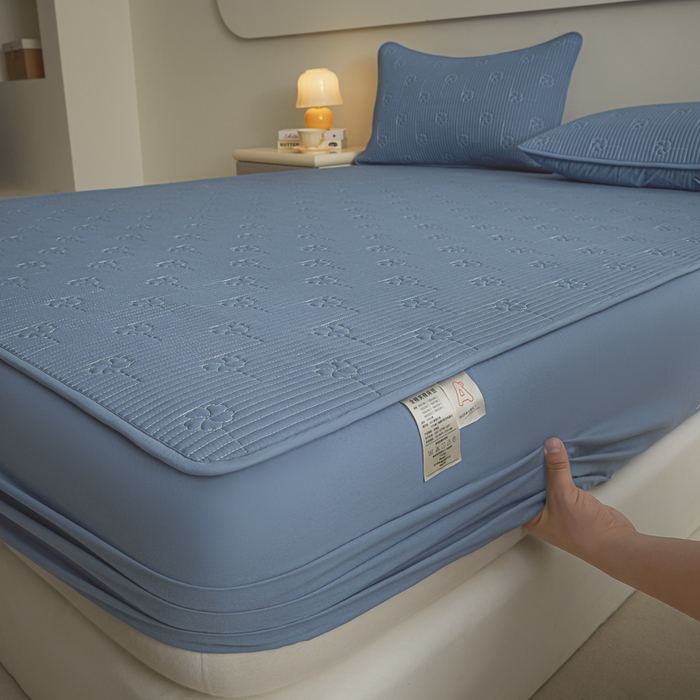 91家纺网 家纺一手货源 找家纺 芬晴家纺 2025新款A类全棉夹棉水洗棉大豆床笠-花梦 花梦-雾蓝