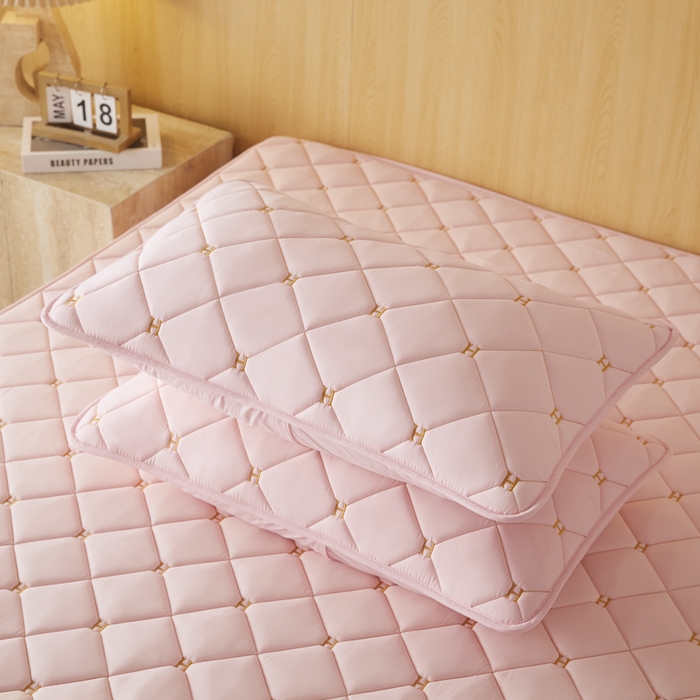 91家纺网 家纺一手货源 找家纺 芬晴家纺 2025新款全棉水洗棉A类防水系列枕套 H-嫩粉