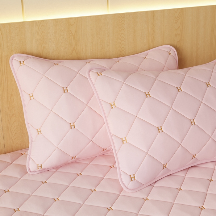 91家纺网 家纺一手货源 找家纺 芬晴家纺 2025新款全棉水洗棉A类防水系列枕套 H-嫩粉