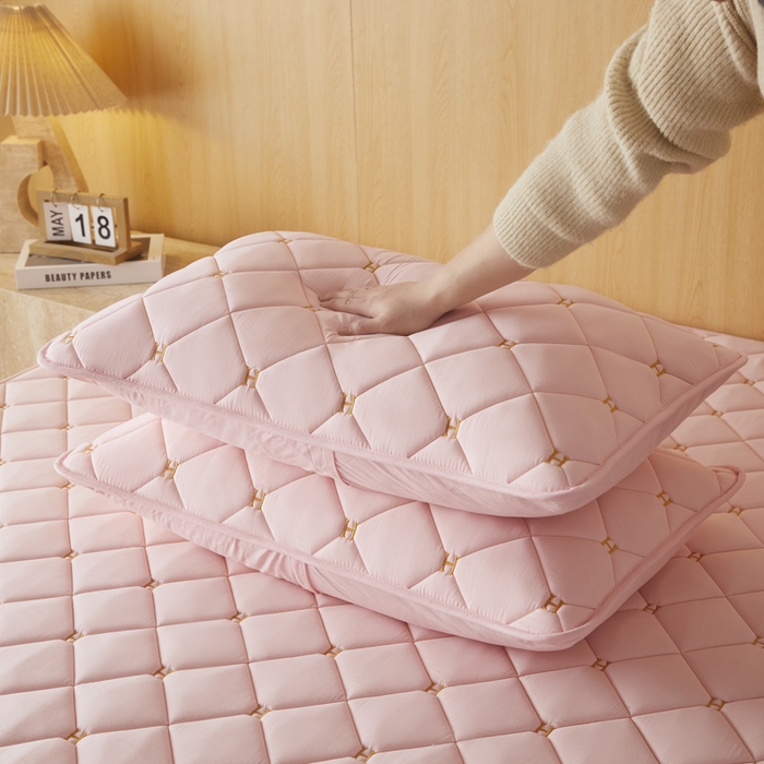 91家纺网 家纺一手货源 找家纺 芬晴家纺 2025新款全棉水洗棉A类防水系列枕套 H-嫩粉