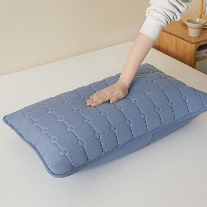 91家纺网 家纺一手货源 找家纺 芬晴家纺 2025新款A类母婴级防水枕套系列 简格-雾蓝