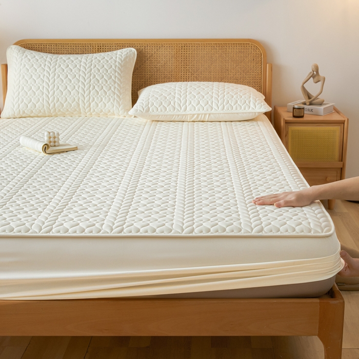 91家纺网 家纺一手货源 找家纺 芬晴家纺 2025新款A类母婴级大豆防水夹棉床笠系列-约定-心动-繁花 约定-米白