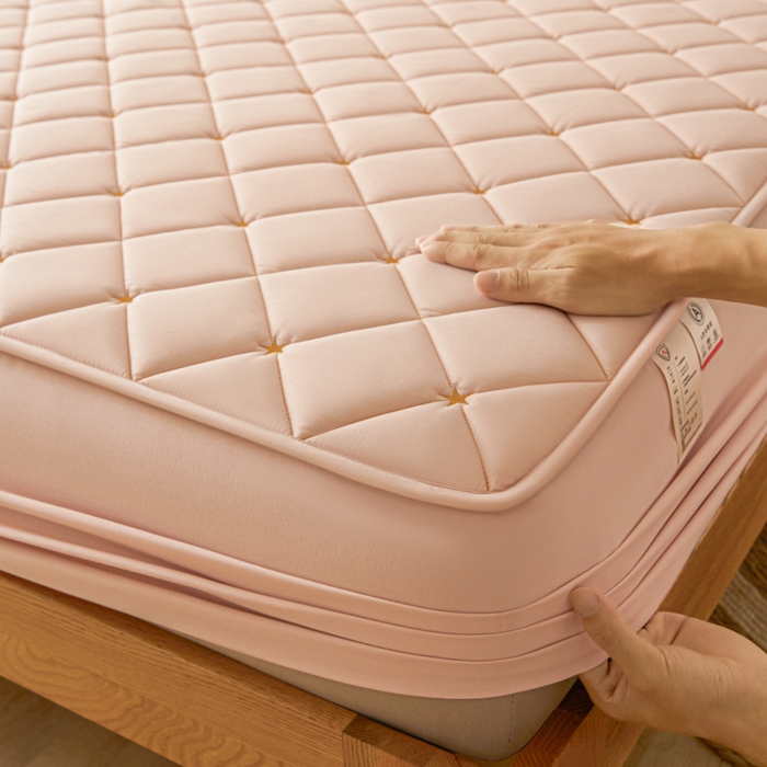 91家纺网 家纺一手货源 找家纺 芬晴家纺 2025新款A类母婴级大豆防水夹棉床笠-简爱-空间 空间-豆沙粉