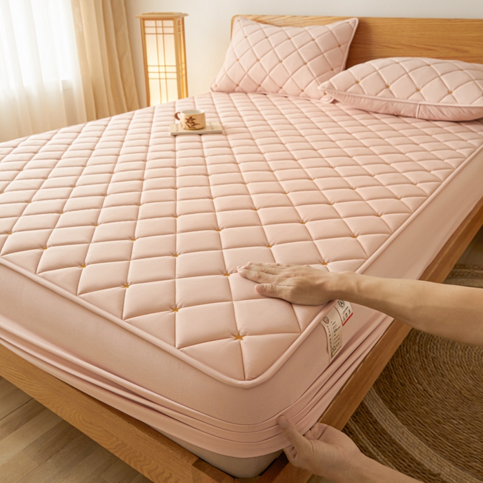 91家纺网 家纺一手货源 找家纺 芬晴家纺 2025新款A类母婴级大豆防水夹棉床笠-简爱-空间 空间-豆沙粉