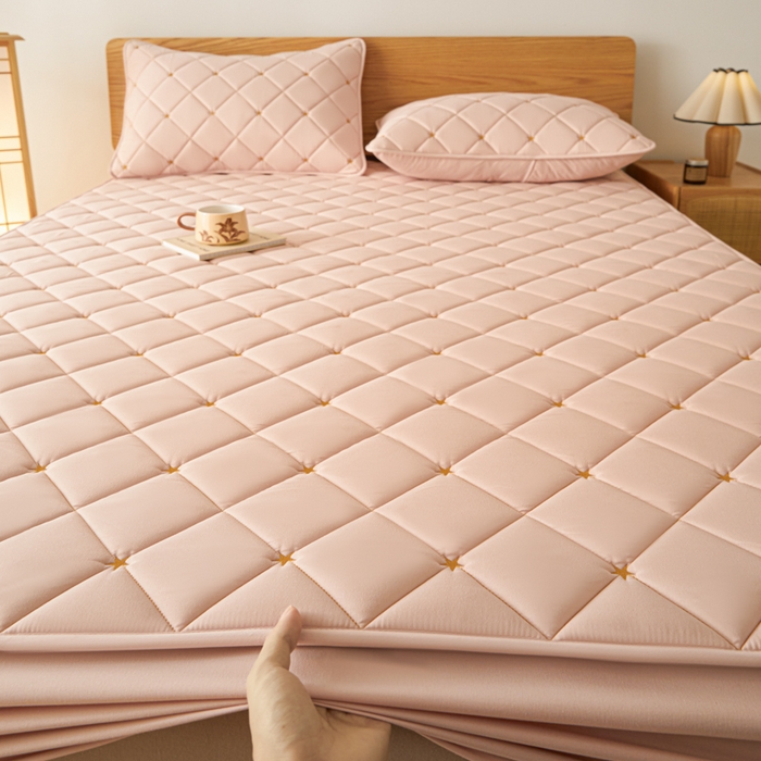 91家纺网 家纺一手货源 找家纺 芬晴家纺 2025新款A类母婴级大豆防水夹棉床笠-简爱-空间 空间-豆沙粉