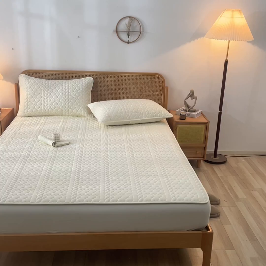 91家纺网 家纺一手货源 找家纺 芬晴家纺 2025新款A类母婴级大豆防水夹棉床笠系列-约定-心动-繁花 约定-米白