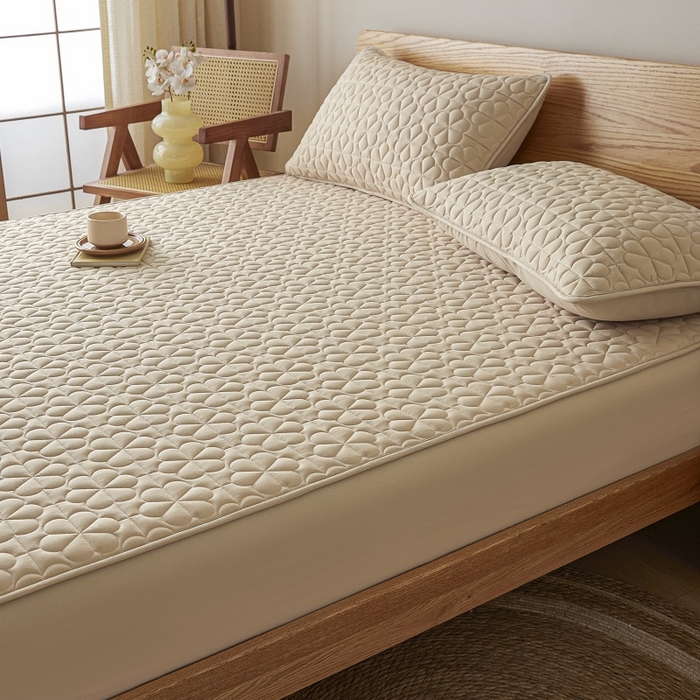 91家纺网 家纺一手货源 找家纺 芬晴家纺 2025新款A类母婴级大豆防水夹棉床笠系列-约定-心动-繁花 繁花-卡其