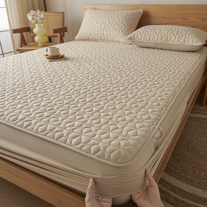 91家纺网 家纺一手货源 找家纺 芬晴家纺 2025新款A类母婴级大豆防水夹棉床笠系列-约定-心动-繁花 繁花-卡其