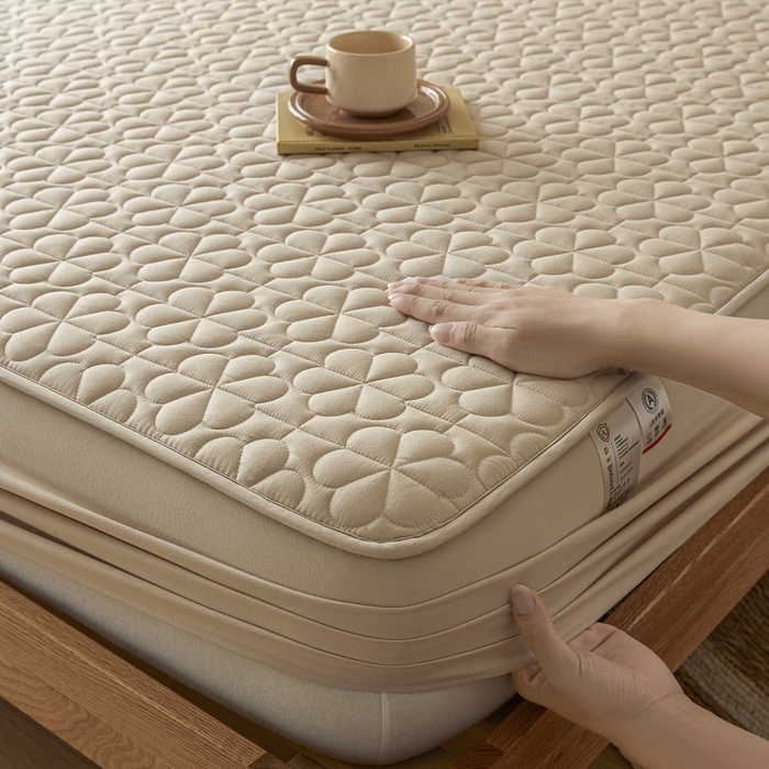 91家纺网 家纺一手货源 找家纺 芬晴家纺 2025新款A类母婴级大豆防水夹棉床笠系列-约定-心动-繁花 繁花-卡其