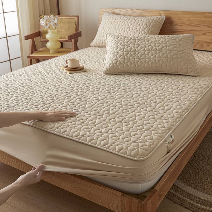 91家纺网 家纺一手货源 找家纺 芬晴家纺 2025新款A类母婴级大豆防水夹棉床笠系列-约定-心动-繁花 繁花-卡其