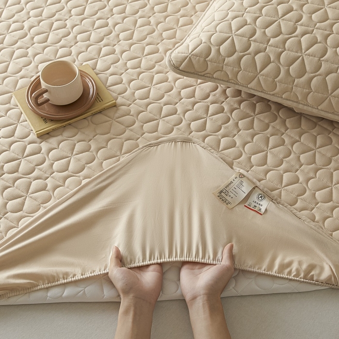 91家纺网 家纺一手货源 找家纺 芬晴家纺 2025新款A类母婴级大豆防水夹棉床笠系列-约定-心动-繁花 繁花-卡其