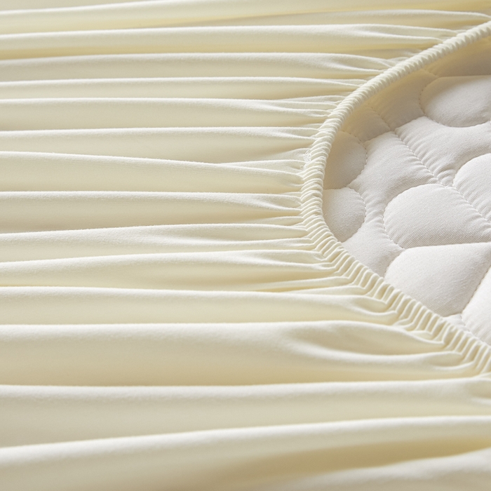 91家纺网 家纺一手货源 找家纺 芬晴家纺 2025新款A类母婴级大豆防水夹棉床笠系列-约定-心动-繁花 繁花-米白