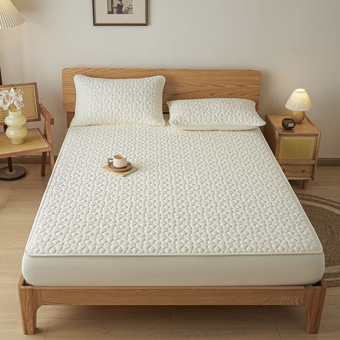 91家纺网 家纺一手货源 找家纺 芬晴家纺 2025新款A类母婴级大豆防水夹棉床笠系列-约定-心动-繁花 繁花-米白