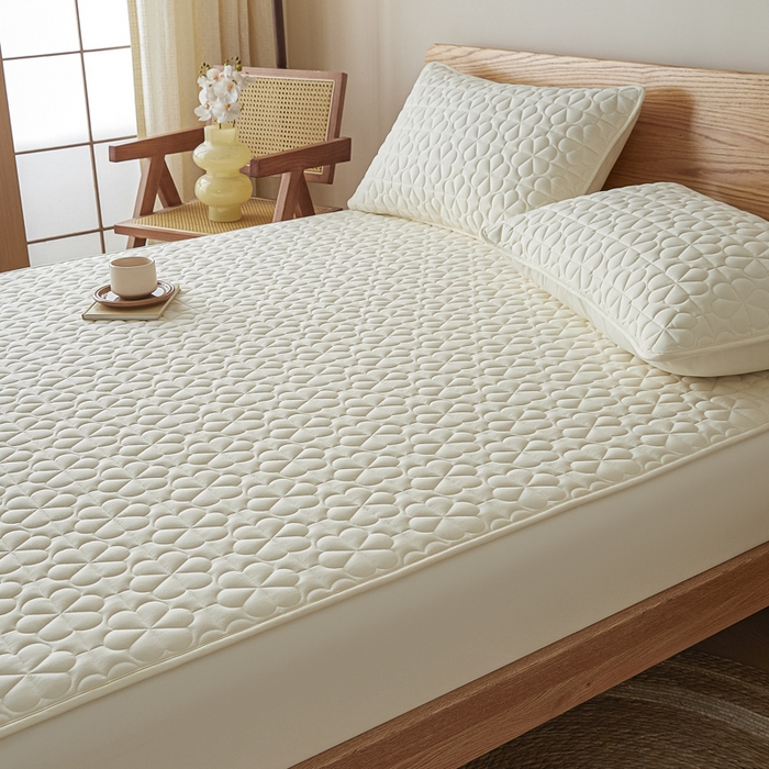 91家纺网 家纺一手货源 找家纺 芬晴家纺 2025新款A类母婴级大豆防水夹棉床笠系列-约定-心动-繁花 繁花-米白