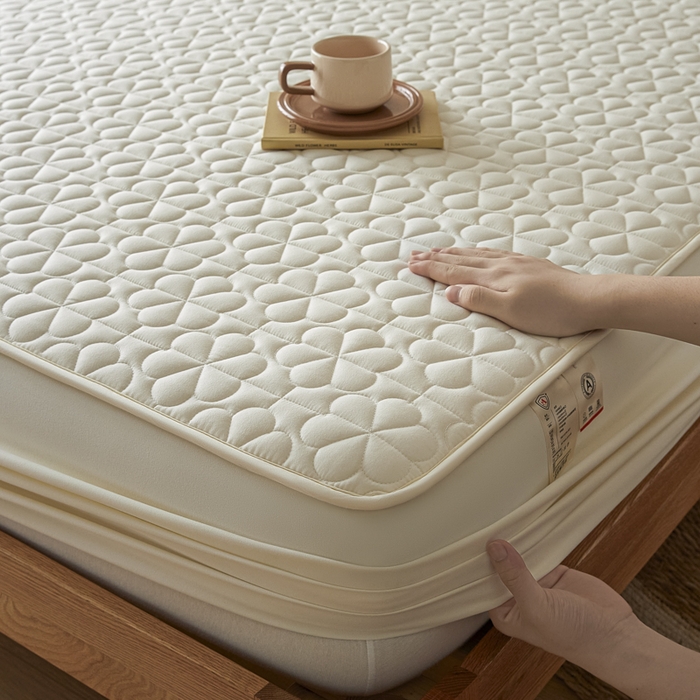 91家纺网 家纺一手货源 找家纺 芬晴家纺 2025新款A类母婴级大豆防水夹棉床笠系列-约定-心动-繁花 繁花-米白