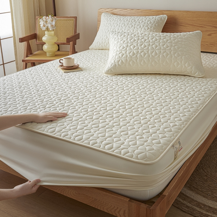 91家纺网 家纺一手货源 找家纺 芬晴家纺 2025新款A类母婴级大豆防水夹棉床笠系列-约定-心动-繁花 繁花-米白