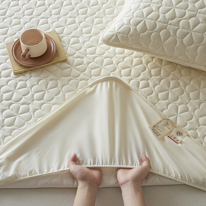 91家纺网 家纺一手货源 找家纺 芬晴家纺 2025新款A类母婴级大豆防水夹棉床笠系列-约定-心动-繁花 繁花-米白