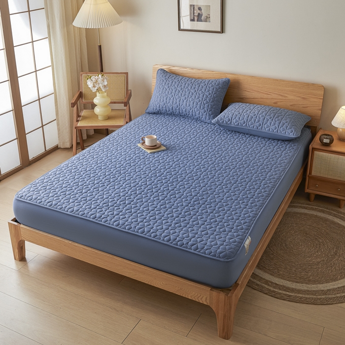 91家纺网 家纺一手货源 找家纺 芬晴家纺 2025新款A类母婴级大豆防水夹棉床笠系列-约定-心动-繁花 繁花-雾蓝