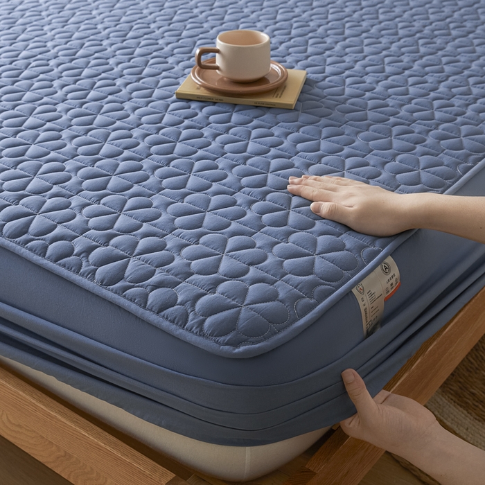 91家纺网 家纺一手货源 找家纺 芬晴家纺 2025新款A类母婴级大豆防水夹棉床笠系列-约定-心动-繁花 繁花-雾蓝