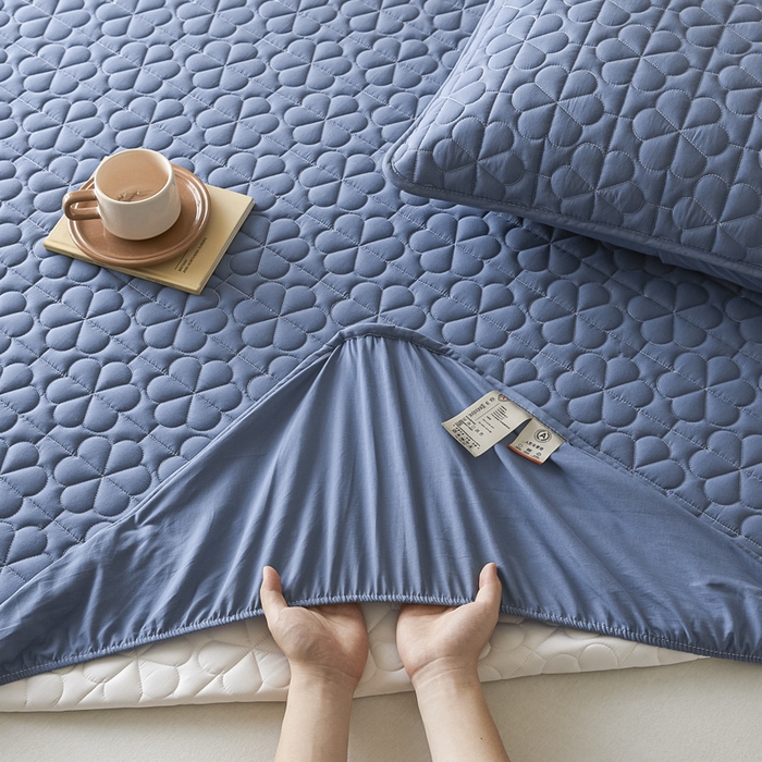 91家纺网 家纺一手货源 找家纺 芬晴家纺 2025新款A类母婴级大豆防水夹棉床笠系列-约定-心动-繁花 繁花-雾蓝