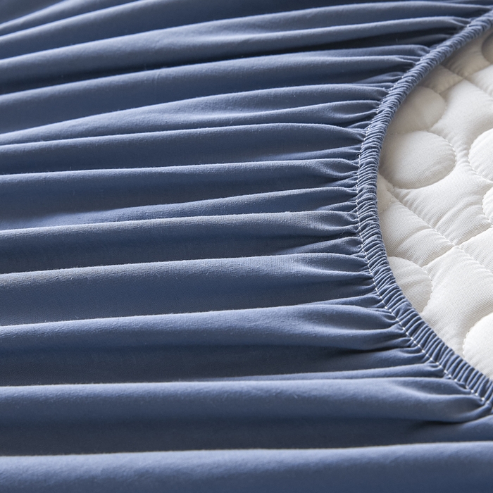 91家纺网 家纺一手货源 找家纺 芬晴家纺 2025新款A类母婴级大豆防水夹棉床笠系列-约定-心动-繁花 繁花-雾蓝