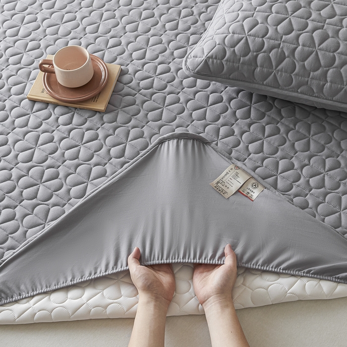 91家纺网 家纺一手货源 找家纺 芬晴家纺 2025新款A类母婴级大豆防水夹棉床笠系列-约定-心动-繁花 繁花-星灰