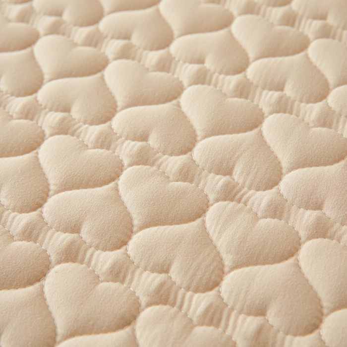 91家纺网 家纺一手货源 找家纺 芬晴家纺 2025新款A类母婴级大豆防水夹棉床笠系列-约定-心动-繁花 心动-卡其