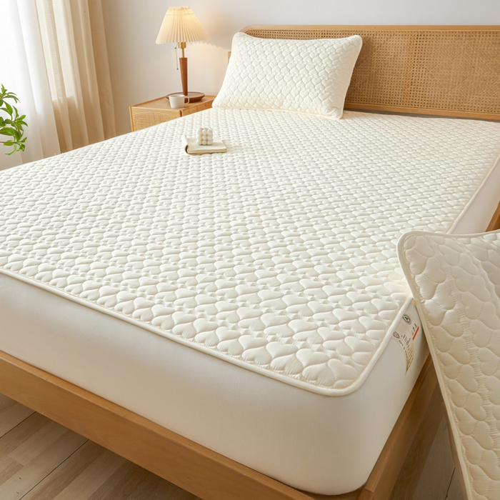 91家纺网 家纺一手货源 找家纺 芬晴家纺 2025新款A类母婴级大豆防水夹棉床笠系列-约定-心动-繁花 心动-米白