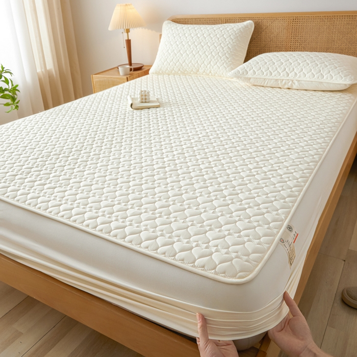 91家纺网 家纺一手货源 找家纺 芬晴家纺 2025新款A类母婴级大豆防水夹棉床笠系列-约定-心动-繁花 心动-米白