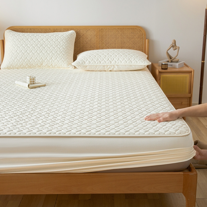 91家纺网 家纺一手货源 找家纺 芬晴家纺 2025新款A类母婴级大豆防水夹棉床笠系列-约定-心动-繁花 心动-米白