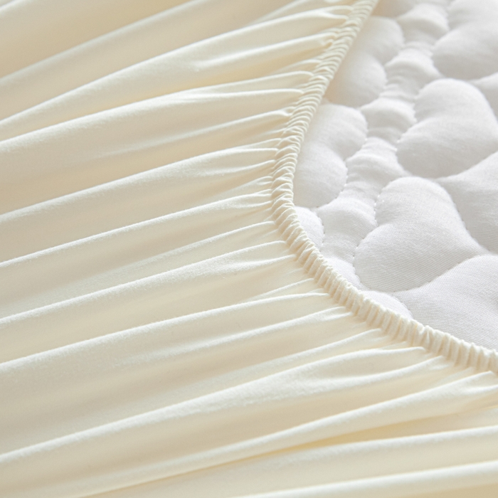 91家纺网 家纺一手货源 找家纺 芬晴家纺 2025新款A类母婴级大豆防水夹棉床笠系列-约定-心动-繁花 心动-米白